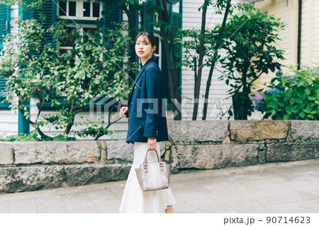 街を歩く若い女性 街を歩く若い女性 90714623