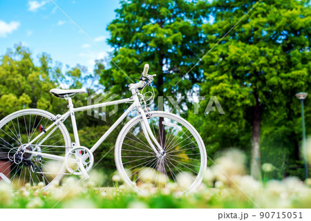 快晴の日のサイクリング中に公園に自転車を止めて 快晴の日のサイクリング中に公園に自転車を止めて 90715051