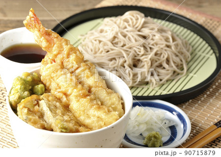 お蕎麦と小さな丼ぶりに盛られた天丼のセット お蕎麦と小さな丼ぶりに盛られた天丼のセット 90715879
