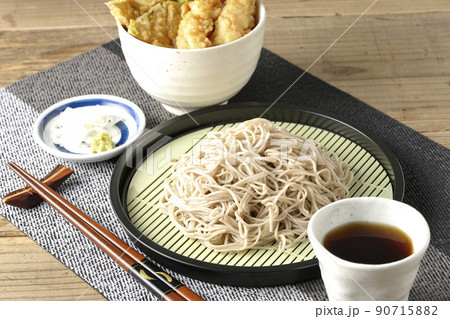 お蕎麦と小さな丼ぶりに盛られた天丼のセット お蕎麦と小さな丼ぶりに盛られた天丼のセット 90715882