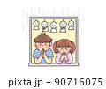 明日の晴れをてるてる坊主に祈る幼い兄と妹 90716075