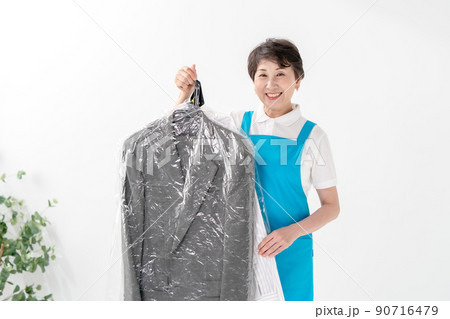 エプロンの女性　クリーニング 90716479