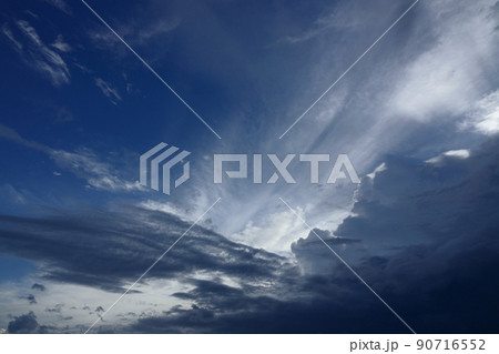 夏の夕方の空を覆ってくる暗雲・210818PM 90716552