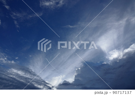 夏の夕方の空を覆ってくる暗雲・210818PM 夏の夕方の空を覆ってくる暗雲・210818PM 90717137