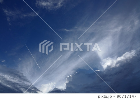 夏の夕方の空を覆ってくる暗雲・210818PM 90717147