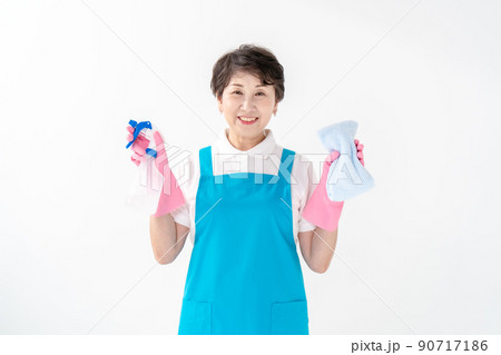 エプロンの女性　除菌　消毒　拭き掃除 90717186