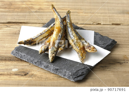スレートプレート、天紙の上のきびなごの唐揚げ 90717691