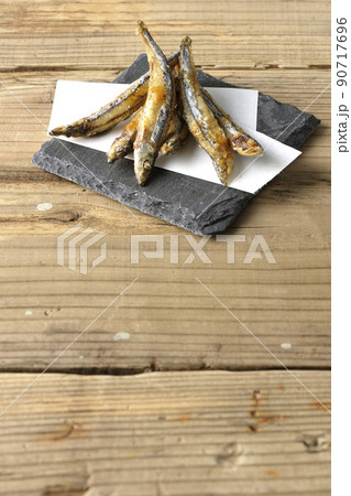 スレートプレート、天紙の上のきびなごの唐揚げ スレートプレート、天紙の上のきびなごの唐揚げ 90717696