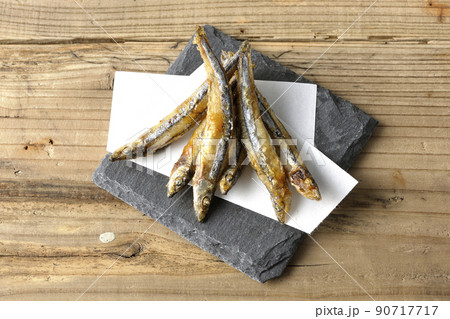 スレートプレート、天紙の上のきびなごの唐揚げを俯瞰で撮影 90717717