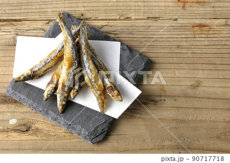 スレートプレート、天紙の上のきびなごの唐揚げを俯瞰で撮影 90717718