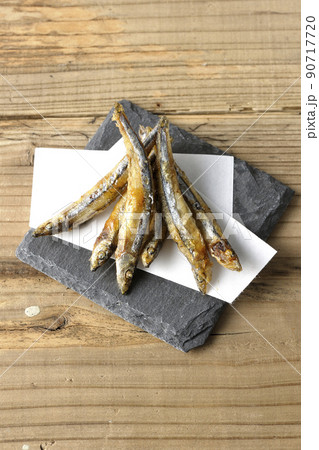 スレートプレート、天紙の上のきびなごの唐揚げを俯瞰で撮影 スレートプレート、天紙の上のきびなごの唐揚げを俯瞰で撮影 90717720