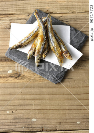 スレートプレート、天紙の上のきびなごの唐揚げを俯瞰で撮影 スレートプレート、天紙の上のきびなごの唐揚げを俯瞰で撮影 90717722