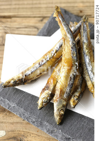 スレートプレート、天紙の上のきびなごの唐揚げを俯瞰で撮影 90717724