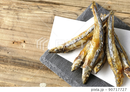 スレートプレート 天紙の上のきびなごの唐揚げを俯瞰で撮影の写真素材