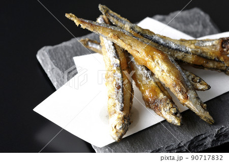 スレートプレート、天紙の上のきびなごの唐揚げを黒背景で撮影 スレートプレート、天紙の上のきびなごの唐揚げを黒背景で撮影 90717832
