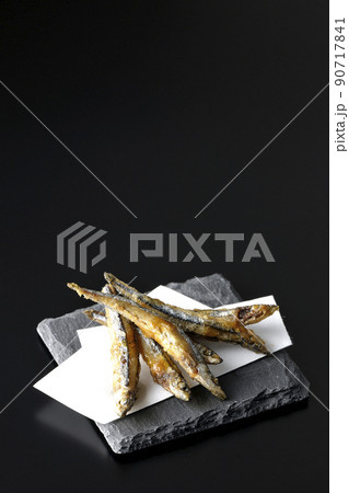 スレートプレート、天紙の上のきびなごの唐揚げを黒背景で撮影 スレートプレート、天紙の上のきびなごの唐揚げを黒背景で撮影 90717841
