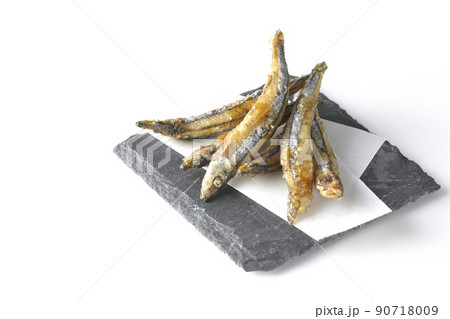 スレートプレート、天紙の上のきびなごの唐揚げを白背景で撮影 スレートプレート、天紙の上のきびなごの唐揚げを白背景で撮影 90718009