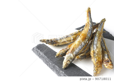 スレートプレート、天紙の上のきびなごの唐揚げを白背景で撮影 スレートプレート、天紙の上のきびなごの唐揚げを白背景で撮影 90718011