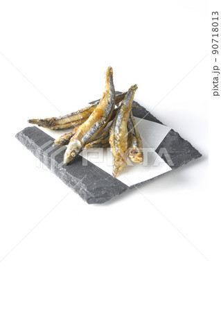 スレートプレート、天紙の上のきびなごの唐揚げを白背景で撮影 スレートプレート、天紙の上のきびなごの唐揚げを白背景で撮影 90718013