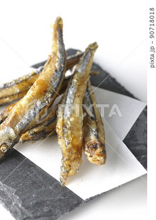 スレートプレート、天紙の上のきびなごの唐揚げを白背景で撮影 90718018