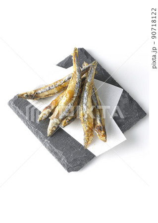 スレートプレート、天紙の上のきびなごの唐揚げを白背景で俯瞰撮影 90718122