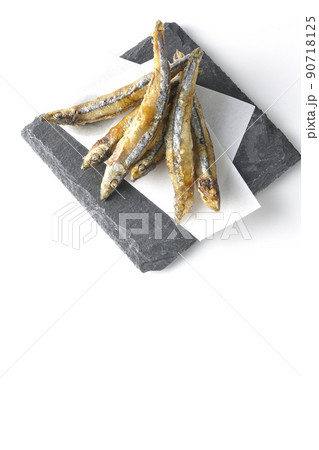スレートプレート、天紙の上のきびなごの唐揚げを白背景で俯瞰撮影 90718125