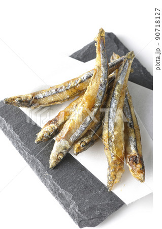 スレートプレート、天紙の上のきびなごの唐揚げを白背景で俯瞰撮影 スレートプレート、天紙の上のきびなごの唐揚げを白背景で俯瞰撮影 90718127