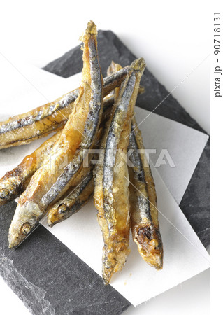 スレートプレート、天紙の上のきびなごの唐揚げを白背景で俯瞰撮影 スレートプレート、天紙の上のきびなごの唐揚げを白背景で俯瞰撮影 90718131