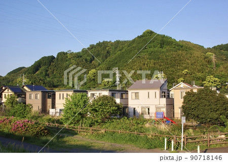 山と新興住宅地 山と新興住宅地 90718146