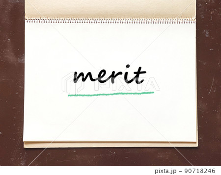 机の上で開いた古いスケッチブックのMeritの文字入りページ_俯瞰 90718246