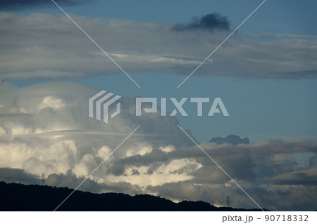 夏の夕景・山と遠方の積乱雲・望遠・210818PM 夏の夕景・山と遠方の積乱雲・望遠・210818PM 90718332