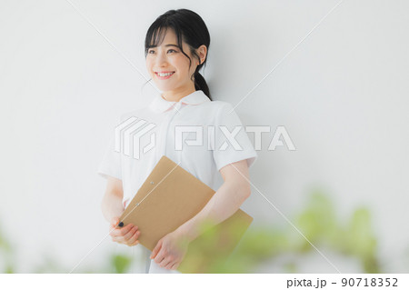 白衣の女性　看護師 90718352