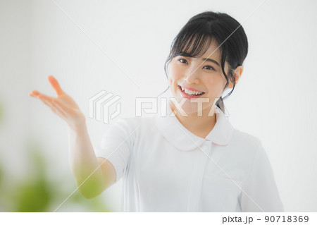 白衣の女性　看護師 90718369