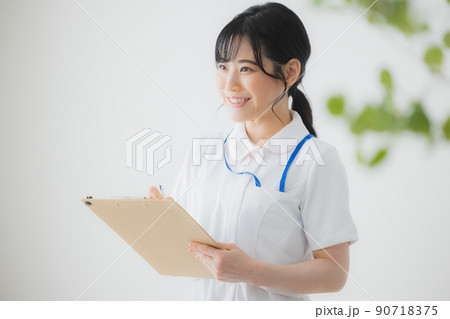 白衣の女性　看護師 90718375