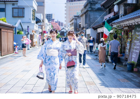 浴衣姿で祭りに出かける前の若い女性 浴衣姿で祭りに出かける前の若い女性 90718475