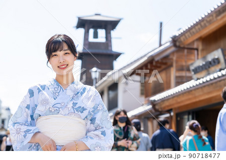 浴衣姿で蔵の街を散策する若い女性 90718477