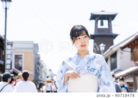 浴衣姿で蔵の街を散策する若い女性 90718478