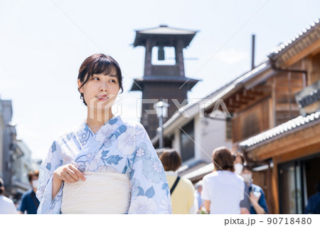 浴衣姿で蔵の街を散策する若い女性 90718480