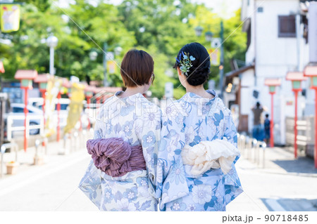 浴衣でお寺参りをする若い女性　顔無し　 90718485
