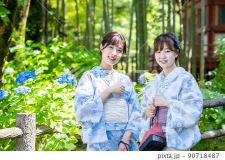 梅雨の晴れ間に竹林の緑と紫陽花が映えるお寺でのポートレート 90718487