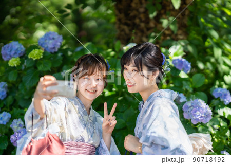 浴衣姿で自撮りをする若い女性 浴衣姿で自撮りをする若い女性 90718492