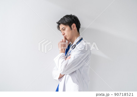 白衣の男性　ミドル　ドクター　悩む 90718521