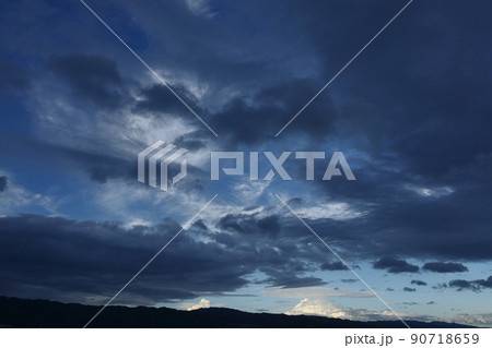 夏の夕景・雨雲の暗雲と東空・210818PM 夏の夕景・雨雲の暗雲と東空・210818PM 90718659