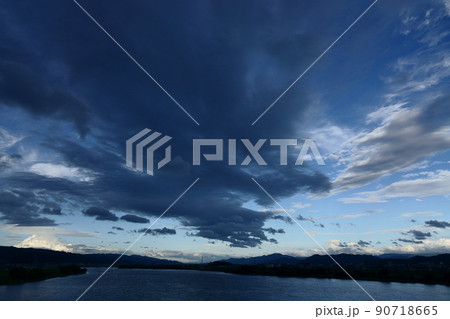 夏の夕景・雨雲の暗雲と東空・210818PM 夏の夕景・雨雲の暗雲と東空・210818PM 90718665