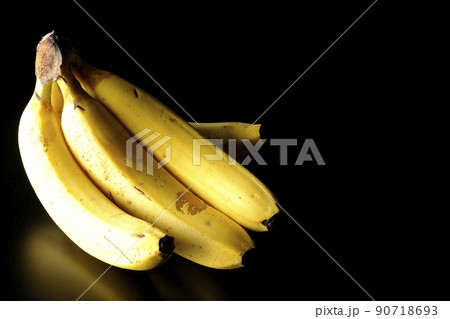 バナナ1房を黒背景で撮影 90718693