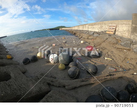 海洋プラスティックゴミが海岸に 海洋プラスティックゴミが海岸に 90719053