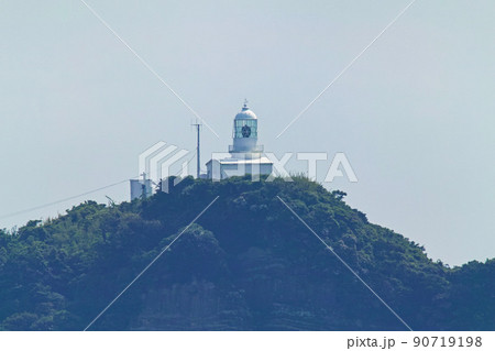 宮崎県/霞む鞍埼灯台（貴重な保存灯台Aランク 国登録有形文化財）※対岸から超望遠撮影 90719198
