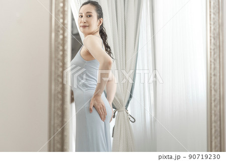 ヒップを気にする女性 90719230