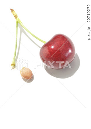 真っ赤な実のサクランボを影あり白背景で撮影 90719279