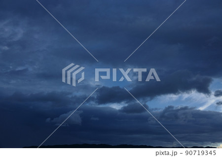 夏の夕空を覆う暗雲・210818PM 夏の夕空を覆う暗雲・210818PM 90719345